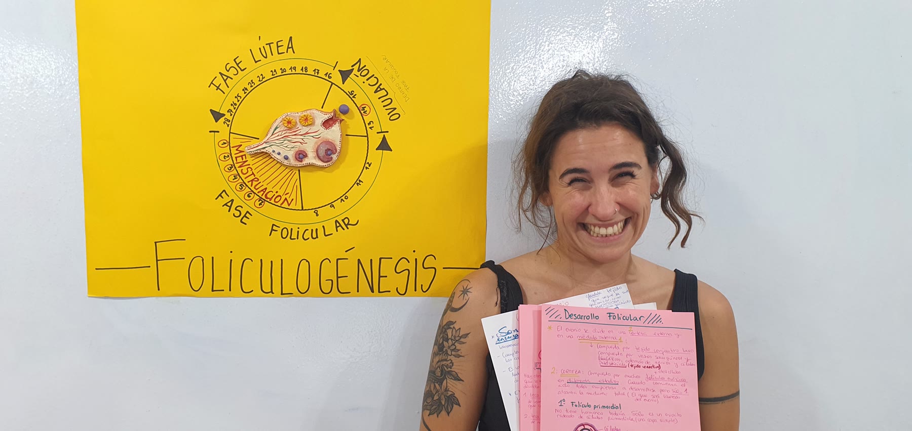 Alumna muestra sus apuntes junto a su trabajo sobre foliculogénesis