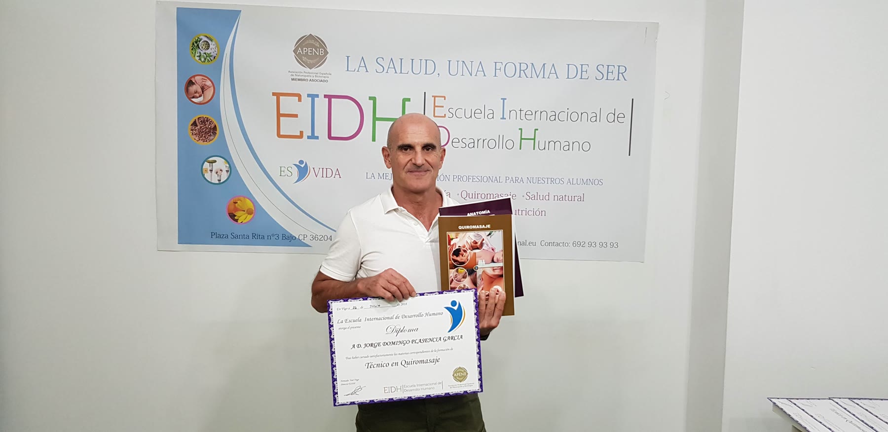 Alumna celebra la finalización de su formación con su diploma