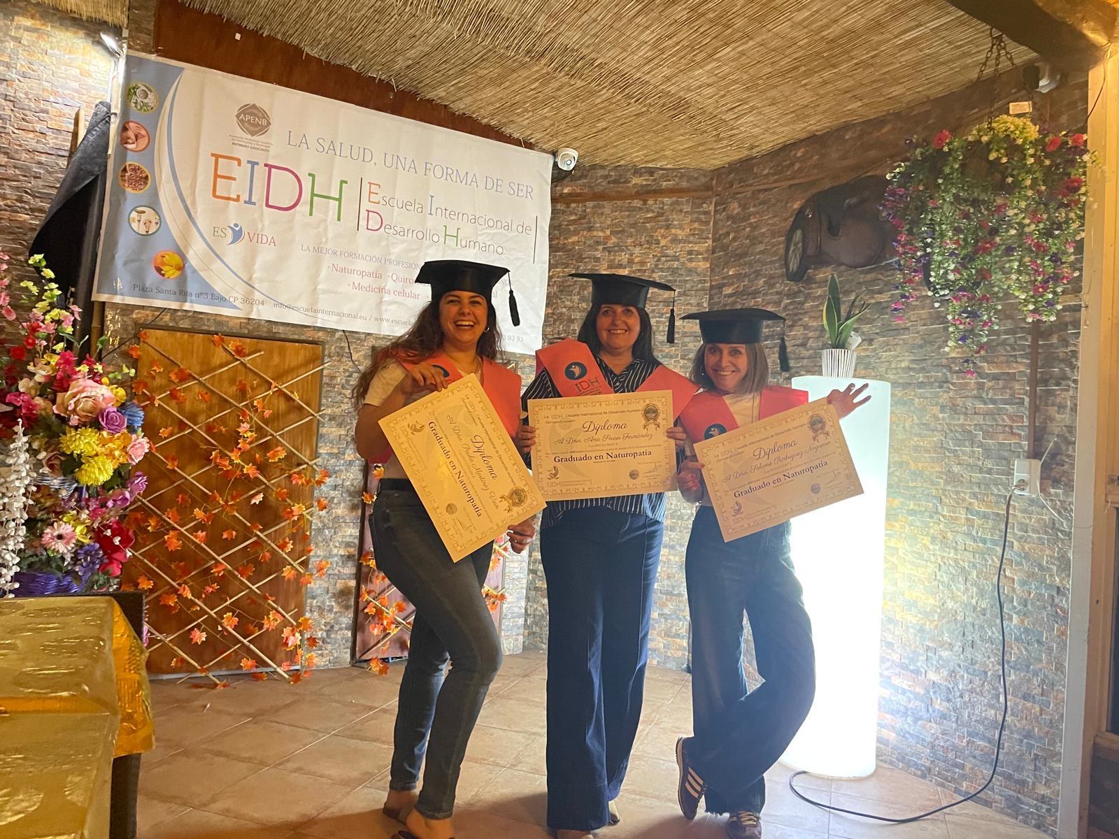 Tres alumnas celebran su graduación con sus diplomas