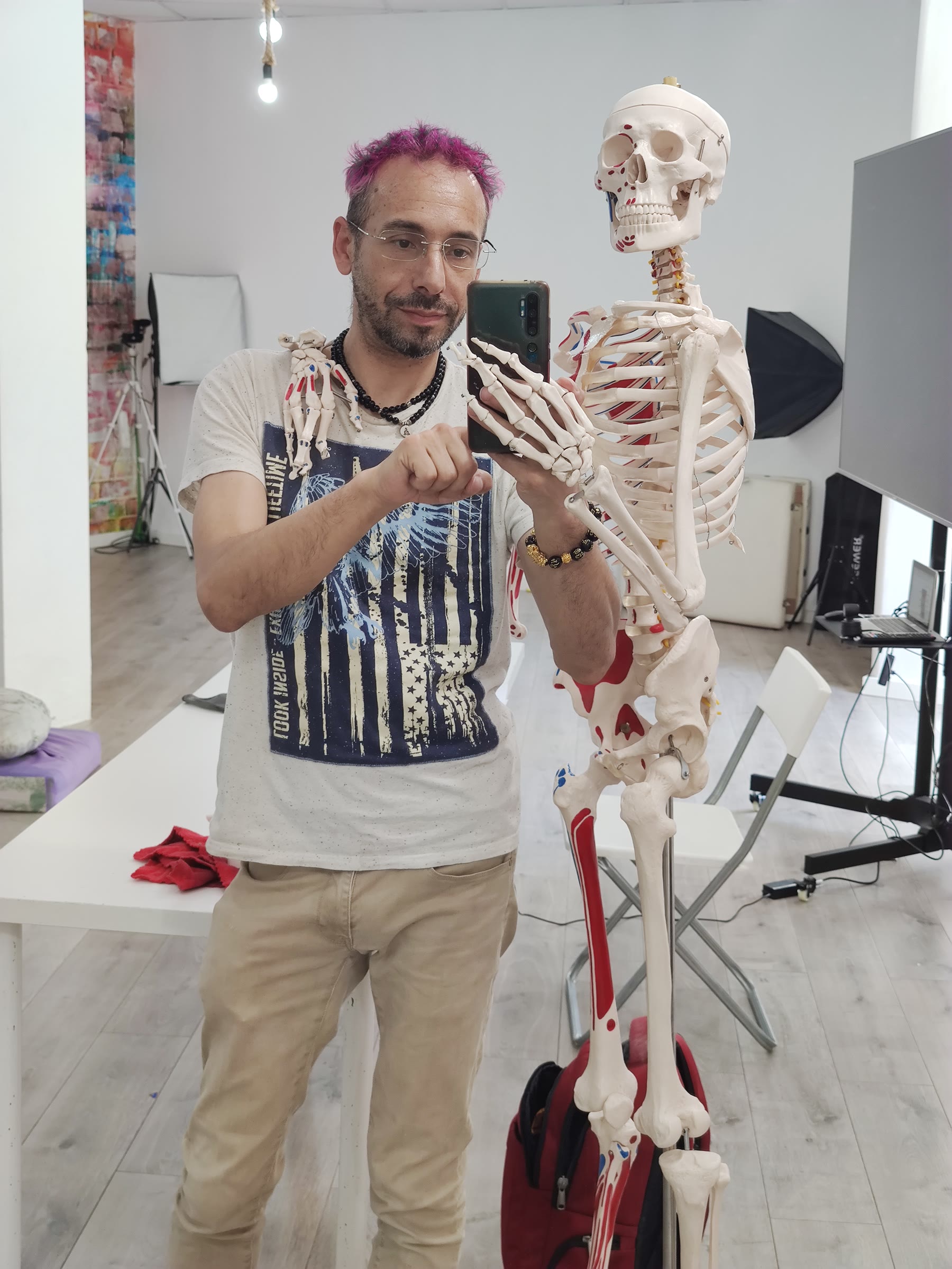 Profesor comparte un momento divertido con el esqueleto anatómico de la escuela