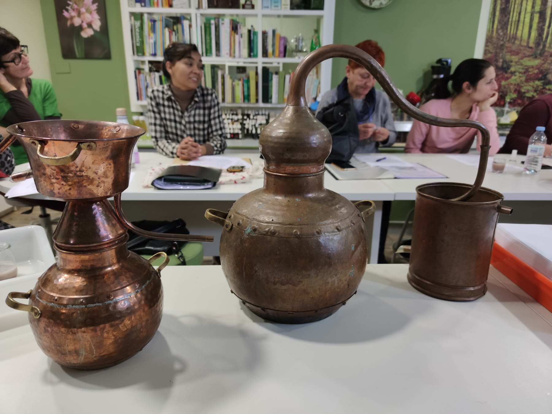 Práctica de destilación con el alumnado alrededor de la mesa