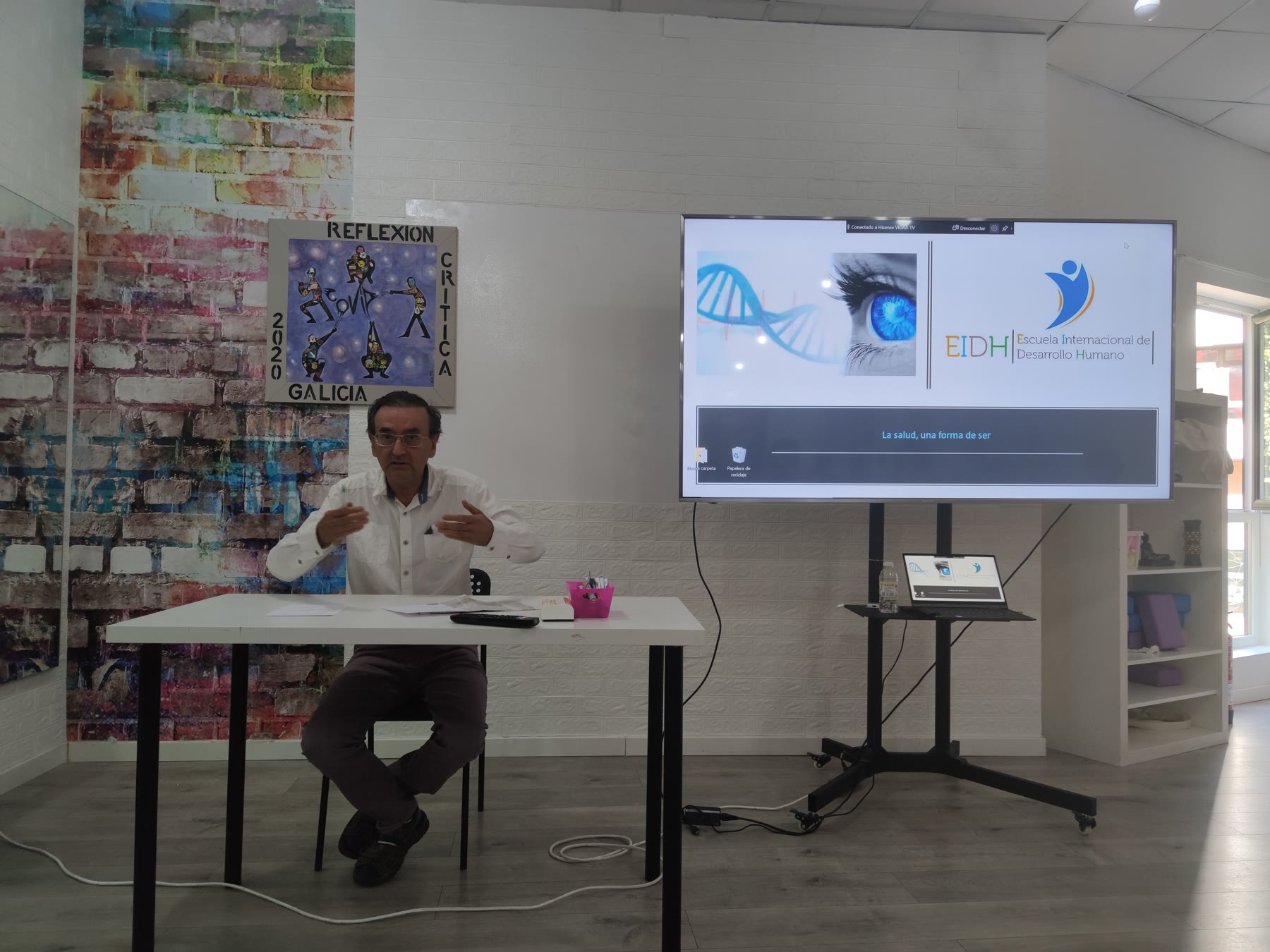 Profesor invitado impartiendo clase