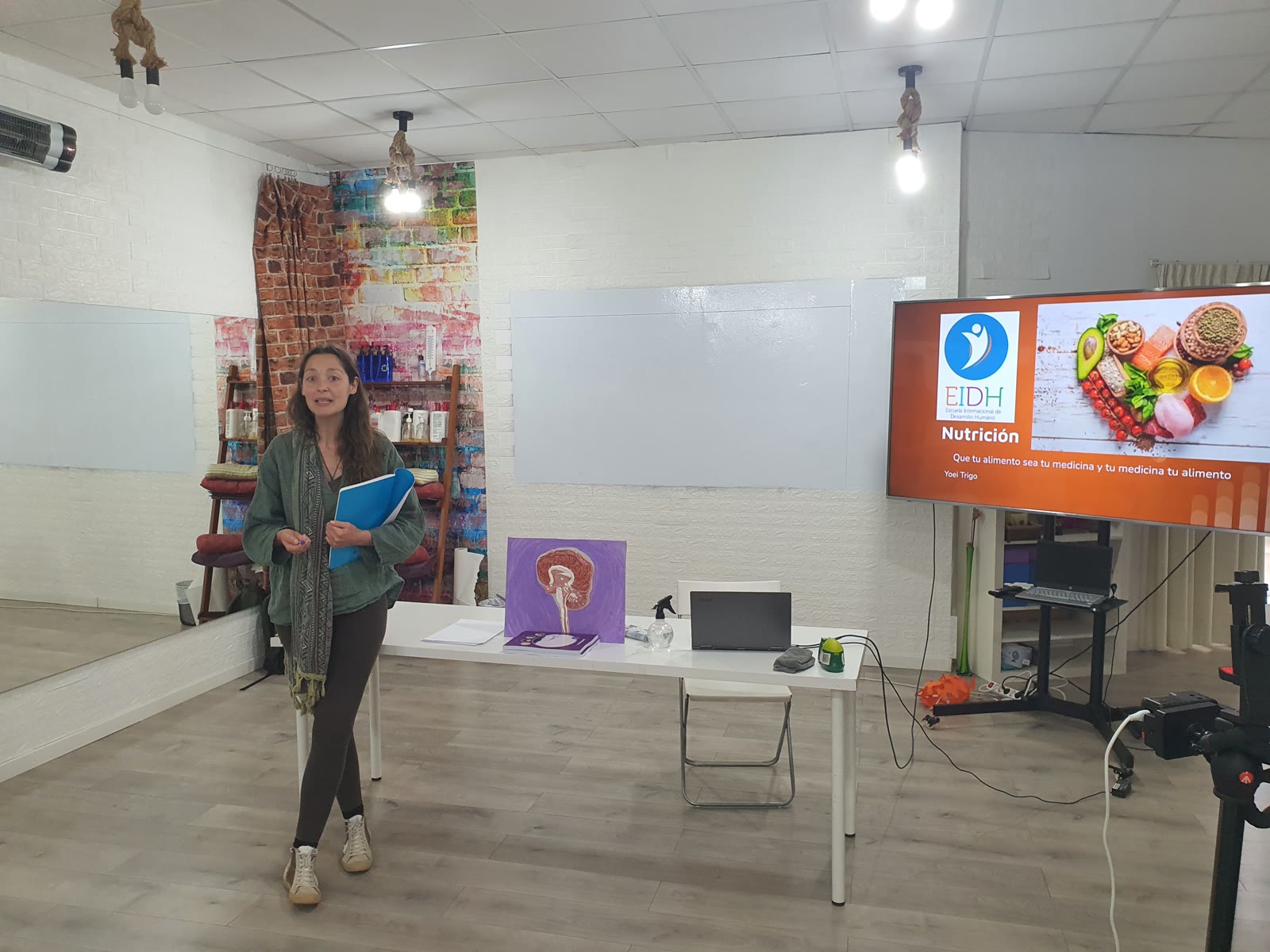 Profesora de EIDH compartiendo una clase de nutrición