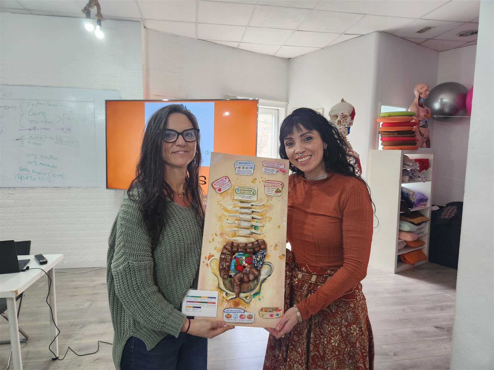 Dos alumnas muestran juntas su proyecto sobre microbiota