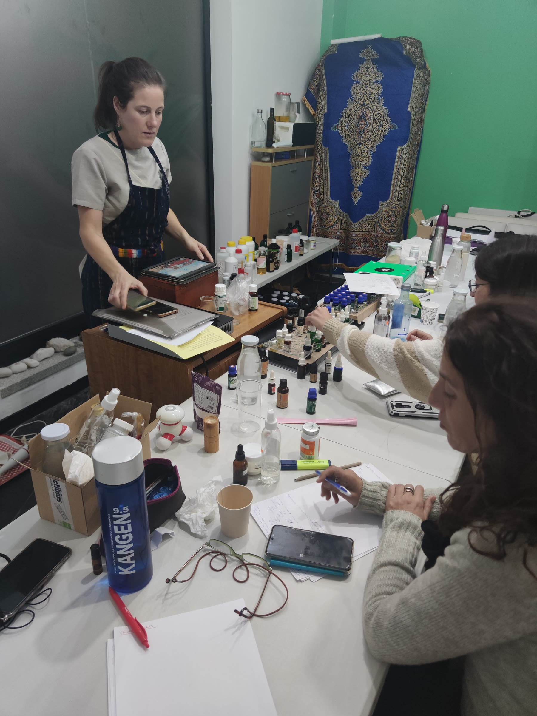 Docente acompaña una práctica de aromaterapia con el alumnado