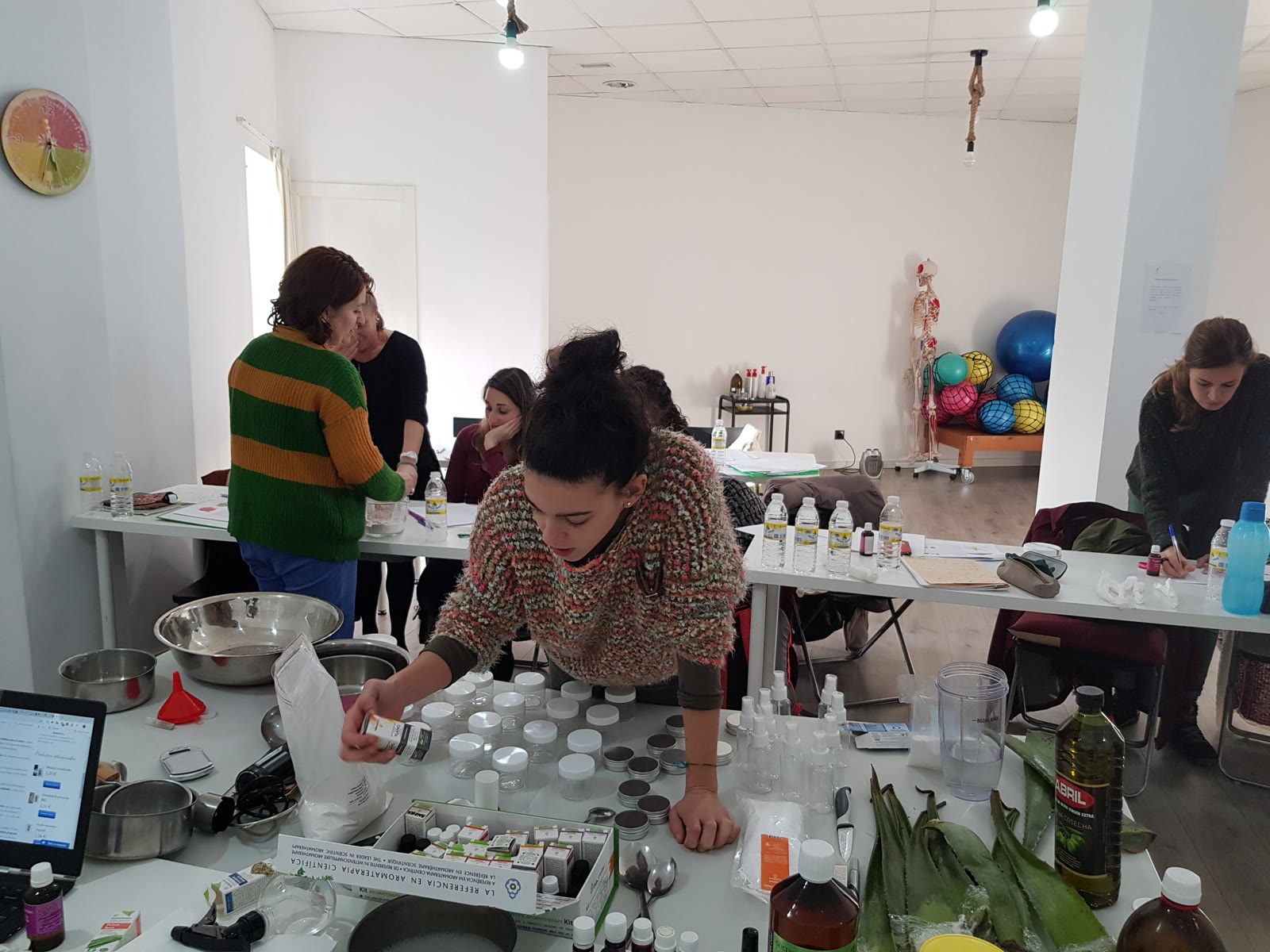 Alumnas elaborando preparados en un taller práctico